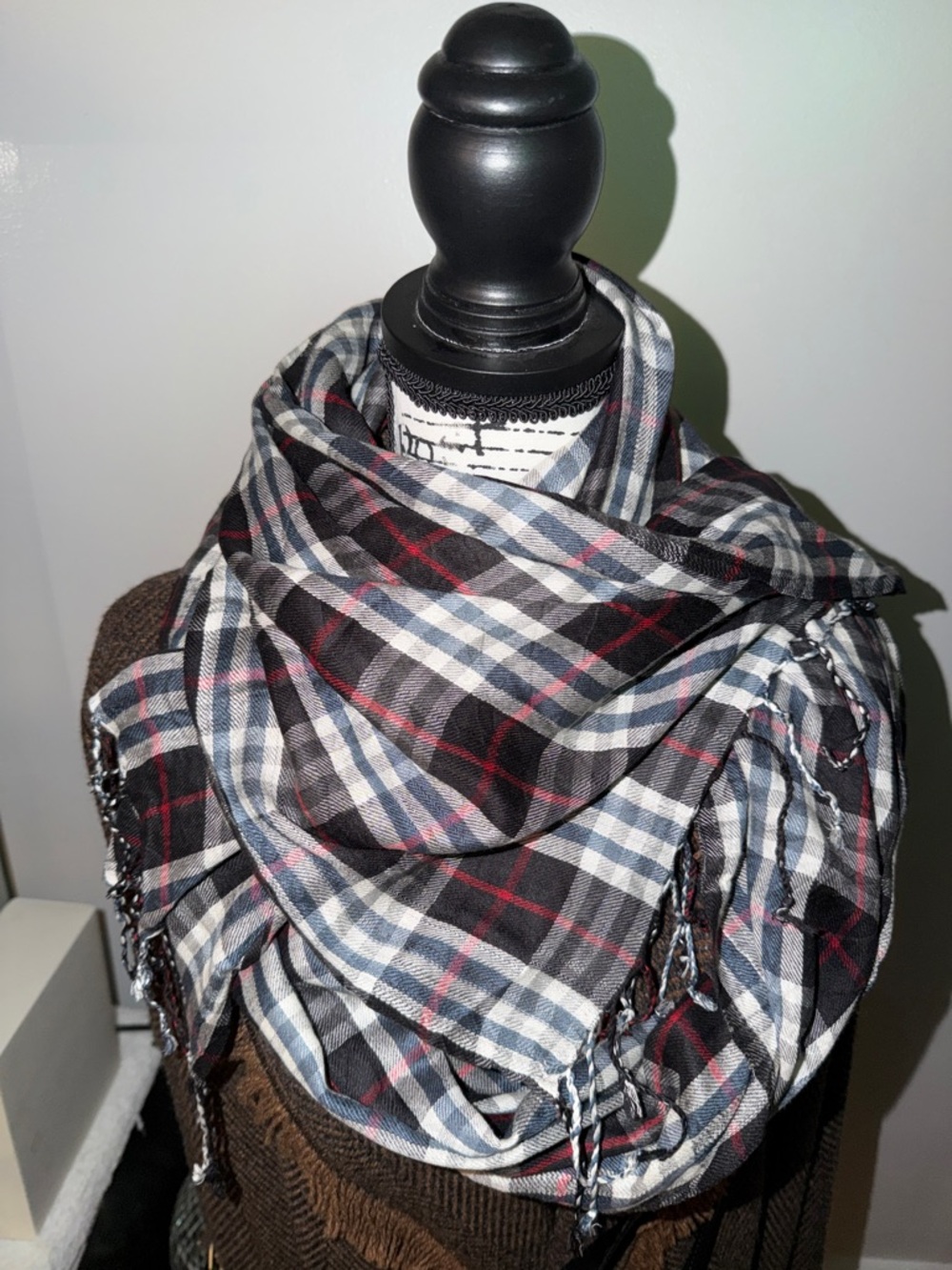 Preloved Burberry Black, White and Red Plaid Throw scarf 🧣 great condition - Picture 10 of 14